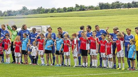 Mit Weltmeistern eingelaufen: Auch der Fußball-Nachwuchs freute sich über die berühmten Gäste beim Spiel der Uwe-Seeler-Traditionself gegen eine AH-Auswahl aus dem Hofheimer Land.