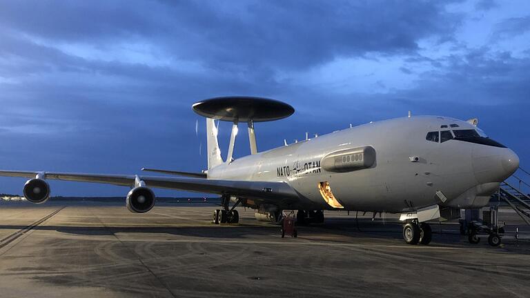 Der Aufklärungsflieger AWACS E-3A ist der (diskrete) Arbeitsplatz eines Luftwaffenoffiziers aus Dittelbrunn.