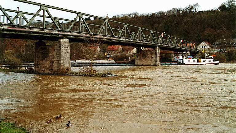 Die alte Segnitzer Brücke musste mehrere Schiffs-Kollissionen hinnehmen – und wurde schließlich abgerissen.