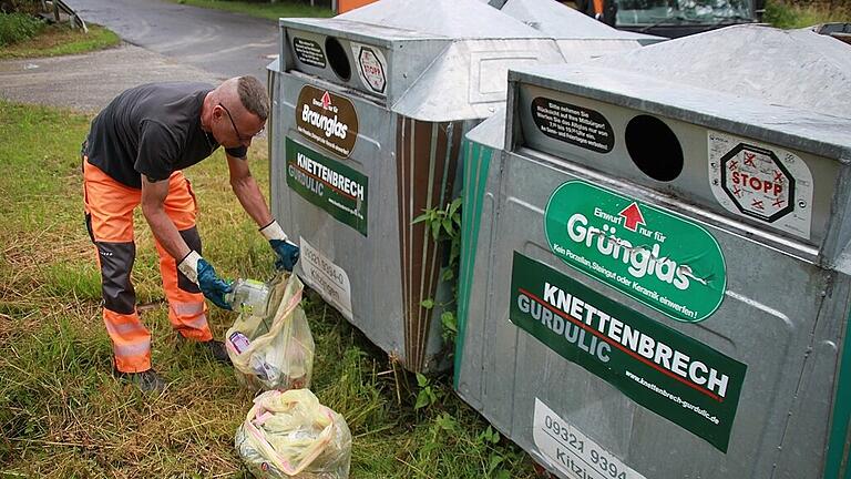 Alltag für Norbert Hammer und seine Kollegen: An den Containerstandorten finden sie immer wieder Müll, der illegal entsorgt wurde. In den Säcken suchen sie dann nach Hinweisen auf die Verursacher. Denen drohen Geldstrafen von 150 bis 300 Euro.