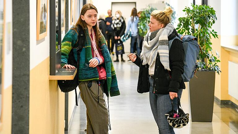 Béla Noll im Gespräch mit Schulbegleiterin Silvana Guckes.