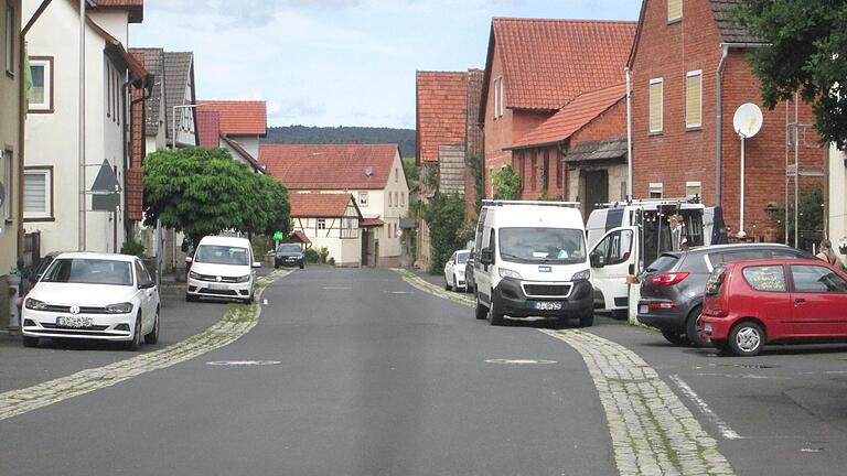 Dieses Ortsbild dürfte in absehbarer Zeit der Vergangenheit angehören. In der Sitzung des Marktgemeinderats entschied sich das Ratsgremium mit allen Stimmen für die überarbeitete Planung des Büro SW Engineering im Rahmen der Dorferneuerung, die je...       -  Dieses Ortsbild dürfte in absehbarer Zeit der Vergangenheit angehören. In der Sitzung des Marktgemeinderats entschied sich das Ratsgremium mit allen Stimmen für die überarbeitete Planung des Büro SW Engineering im Rahmen der Dorferneuerung, die jetzt zur Genehmigung und Förderung eingereicht wird.