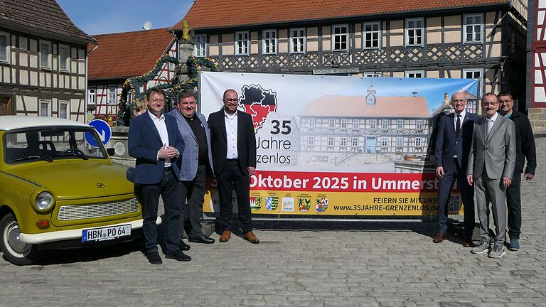 Freuen sich auf die Feierlichkeiten (von links): die Landräte Robert Sesselmann (Sonneberg), Sven Gregor (Hildburghausen), Sebastian Straubel (Coburg) und Wilhelm Schneider (Haßberge) sowie Coburgs Zweiter Bürgermeister, Hans-Herbert Hartan, und Ummerstadts Bürgermeister Florian Lorz.