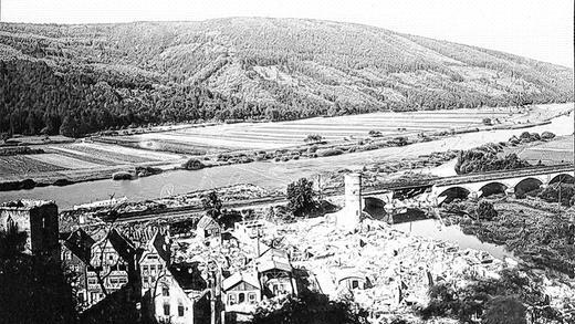 Nur wenig steht noch: Blick von der Scherenburg aufs zerstörte Gemünden.