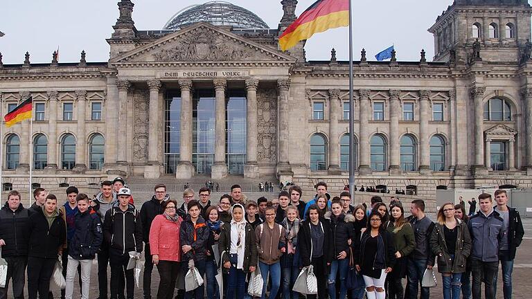 Abschlussfahrt der Volkacher Mittelschüler nach Berlin - (rt) Bei ihrer Abschlussfahrt in die Hauptstadt Berlin besuchten die Klassen 9 a und M 10 der Mittelschule Volkach mit ihren Klassenlehrern Barbara Schubert, Angelika Gerhard und Michael Appelmann den Deutschen Bundestag. Dort nahmen die Jungen und Mädchen an einer Diskussionsstunde mit der Bundestagsabgeordneten Anja Weisgerber aus dem Wahlkreis Schweinfurt-Kitzingen teil. Außerdem besuchte die Volkacher Gruppe das Brandenburger Tor, die Eastside Gallery, das Mauermuseum am Checkpoint Charlie und eine Gruselshow im Berlin Dungeons sowie eine Vorstellung der Blueman-Group und des Clubs Matrix, wird der Presse mitgeteilt. Abschlussfahrt der Volkacher Mittelschüler nach Berlin - (rt) Bei ihrer Abschlussfahrt in die Hauptstadt Berlin besuchten die Klassen 9 a und M 10 der Mittelschule Volkach mit ihren Klassenlehrern Barbara Schubert, Angelika Gerhard und Michael Appelmann den Deutschen Bundestag. Dort nahmen die Jungen und Mädchen an einer Diskussionsstunde mit der Bundestagsabgeordneten Anja Weisgerber aus dem Wahlkreis Schweinfurt-Kitzingen teil. Außerdem besuchte die Volkacher Gruppe das Brandenburger Tor, die Eastside Gallery, das Mauermuseum am Checkpoint Charlie und eine Gruselshow im Berlin Dungeons sowie eine Vorstellung der Blueman-Group und des Clubs Matrix, wird der Presse mitgeteilt.