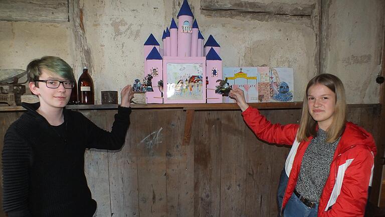 Am Internationalen Museumstag zeigten Schülerinnen und Schüler des Balthasar-Neumann-Gymnasiums Marktheidenfeld in der Papiermühle Homburg Papiertheater. Das Disneyland Paris diente als Bühnenbild, Laura Karg (rechts) und Amadeus Nembach (links) bewegen hier die Spielstäbe, an denen die Figuren befestigt sind.