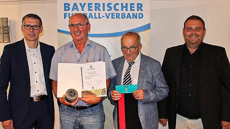 Auf dem Foto (von links): BV Jürgen Pfau, Preisträger Peter Carl, KEAB Ludwig Bauer und KV Marco Göbet.