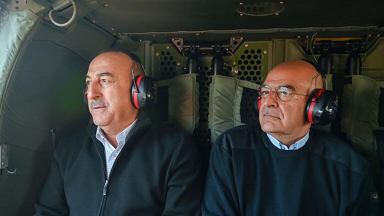 Cavusoglu und Dendias.jpeg       -  Moment der Annäherung: Der griechische Außenminister Nikos Dendias (rechts) und sein türkischer Amtskollege Mevlüt Cavusoglu bei einem gemeinsamen Flug über die erdbebengeschädigten Gebiete in der Türkei.