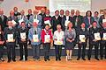 Ehrenamtskarte in Gold I: die Geehrten aus Haßfurt, Ermershausen, Hofheim, Riedbach, Ebelsbach und Sand sowie Landrat Wilhelm Schneider (zweite Reihe links, Monika Strätz-Stopfer, Leiterin des Koordinierungszentrums Bürgerschaftliches Engagement am Landratsamt (vorne links) und Regierungsrätin Juliane Freund (Vierte von rechts).