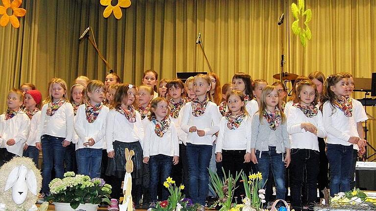 Mehr als 30 fröhliche Kinderstimmen erfüllten die Grenzlandhalle beim Auftritt des Heufurter Nachwuchschores.