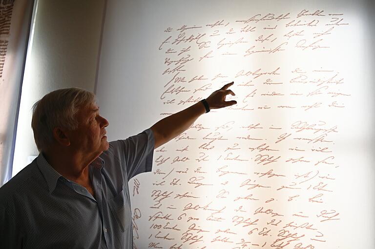 Im Goldbergbaumuseum Goldkronach zeigt ein Plakat die originale Handschrift von Alexander von Humboldt mit dem geschriebene Wort 'Goldbergwerk'. In den Jahren 1792 bis 1797 wirkte der bekannte Naturforscher im heutigen Oberfranken. Im Goldbergbaumuseum Goldkronach zeigt ein Plakat die originale Handschrift von Alexander von Humboldt mit dem geschriebene Wort 'Goldbergwerk'. In den Jahren 1792 bis 1797 wirkte der bekannte Naturforscher im heutigen Oberfranken.