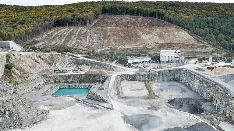 Ein Pumpensumpf im Steinbruch Benkert ist zu tief angelegt und mit dem Grundwasser verbunden. In den letzten Jahren wurden tausende Kubikmeter Wasser illegal entnommen. Das Foto entstand am 25. Oktober 2019. Im Hintergrund ist das Ausmaß der geplanten Steinbrucherweiterung zu sehen. Ein Pumpensumpf im Steinbruch Benkert ist zu tief angelegt und mit dem Grundwasser verbunden. In den letzten Jahren wurden tausende Kubikmeter Wasser illegal entnommen. Das Foto entstand am 25. Oktober 2019. Im Hintergrund ist das Ausmaß der geplanten Steinbrucherweiterung zu sehen. 