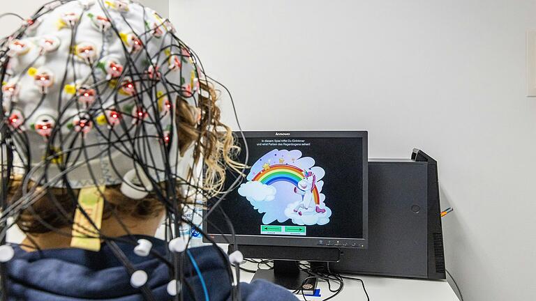 Bei den Entscheidungs-Studien an der Uniklinik Würzburg müssen Knobelaufgaben und Spiele am PC bewältigt werden. Per EEG-Haube mit 64 Elektroden messen die Forscher, was dabei im Gehirn passiert.