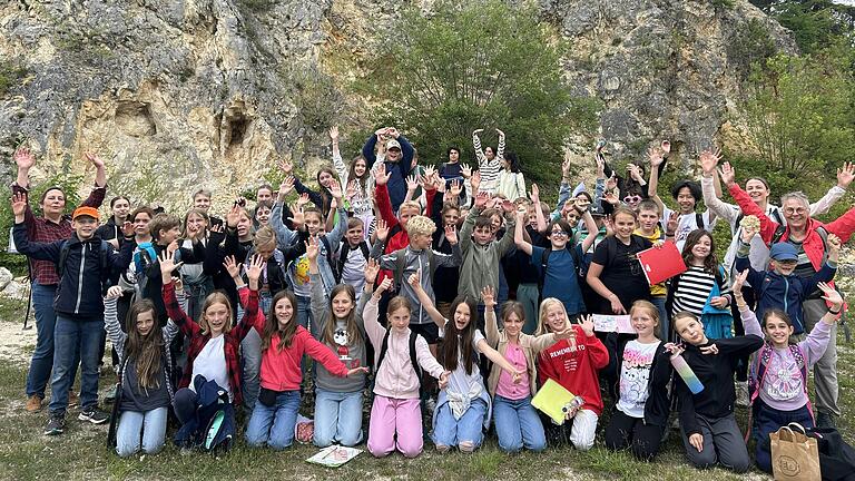 Gruppenbild mit den Teilnehmenden an der Riesexkursion im Steinbruch Lindle. Gruppenbild mit den Teilnehmenden an der Riesexkursion im Steinbruch Lindle.