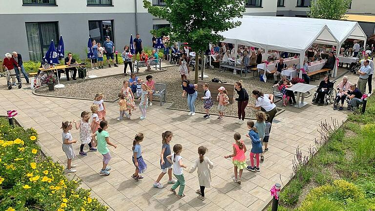 Die Kindergarde der „Berchtemer Wengertschneggli“ führten beim Sommerfest im Innenhof des Seniorenzentrums Bergtheim flotte Tänze auf.
