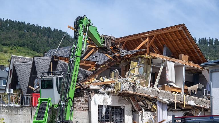 Nach Hoteleinsturz in Kröv - Abrissarbeiten       -  Das Hotel wird nach dem Einsturz Stück für Stück abgerissen.