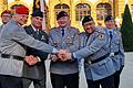 Bei einem Appell im Veitshöchheimer Hofgarten wurde das Kommando über die Divisionstruppen der 10. Panzerdivision von Brigadegeneral Michael Podzus (Zweiter von links) an Brigadegeneral André Abed  (Zweiter von rechts) übergeben. Die Übergabe vollzog der Kommandeur der 10. Panzerdivision Generalmajor Ruprecht von Butler (Dritter von rechts), im Bild nach vollzogener Übergabe auch der niederländische Brigadegeneral Martin Bonn (Dritter von links), der anstelle von Podzus nun stellvertretender Kommandeur der 10. Panzerdivision ist.