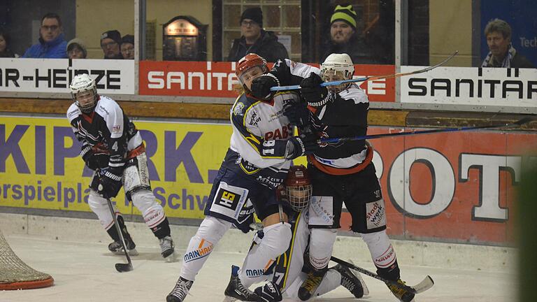 Derby-Prügelei: Ansichten bleiben unterschiedlich       -  Verschiedene Welten: Auf dem Eis kracht's schonmal, nach dem Spiel stoßen die Spieler der Schweinfurter Mighty Dogs und des ESC Haßfurt lieber mit Gläsern an &ndash; zumindest laut ERV.