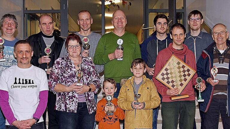 Der 14. Thereser Schachpokal wurde in Obertheres ausgerichtet. Im Bild (vorne von links) Mitorganisator Thomas Reis, Christa Heilmann (Beste Frau beim Hobbyturnier), Raphael Reuss (jüngster Teilnehmer am Hobbyturnier), Leonard Schuler (Pechvogel), Michael Ankenbrand (Sieger im Hobbyturnier), Paul Schneider (Ältester Teilnehmer am Hobbyturnier) sowie (zweite Reihe von links) Norbert Lukas (3. Platz Meisterturnier), Josef Krauß (2. Platz Meisterturnier), Christian Rink (1. Platz Meisterturnier), Detlef Stingl (2. Platz Hobbyturnier), Markus Stühler (3. Platz im Hobbyturnier) und Michael Neuß, Leiter des Hobbyturniers.