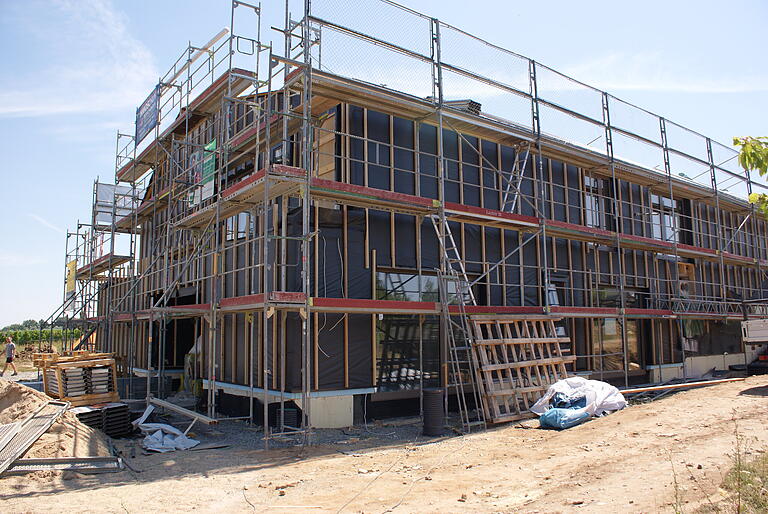 Der Neubau der Kindertagesstätte in Nordheim geht gut voran. Momentan wird die die Holzverschalung der Außenfassade angebracht. Im Januar 2023 soll der Umzug stattfinden. Der Neubau der Kindertagesstätte in Nordheim geht gut voran. Momentan wird die die Holzverschalung der Außenfassade angebracht. Im Januar 2023 soll der Umzug stattfinden.