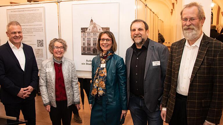 Klaus Heuberger (Leiter des Kulturamts), Barbara Keller, Petra Girstl, Roland Krauß (alle Geschichtswerkstatt) und Prof. Rainer Leng, Privatdozent am Lehrstuhl für Fränkische Landesgeschichte der Universität Würzburg, bei der Eröffnung der Ausstellung „Äußere Pleich – ein Stadtteil im Wandel“. Klaus Heuberger (Leiter des Kulturamts), Barbara Keller, Petra Girstl, Roland Krauß (alle Geschichtswerkstatt) und Prof. Rainer Leng, Privatdozent am Lehrstuhl für Fränkische Landesgeschichte der Universität Würzburg, bei der Eröffnung der Ausstellung „Äußere Pleich – ein Stadtteil im Wandel“.