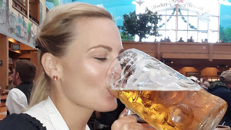 Sie geht gern auf Volksfeste und auf die Wiesn und mag Bier: Anna-Kathrin Ott steht im Finale um den Titel der bayerischen Bierkönigin. Sie geht gern auf Volksfeste und auf die Wiesn und mag Bier: Anna-Kathrin Ott steht im Finale um den Titel der bayerischen Bierkönigin.
