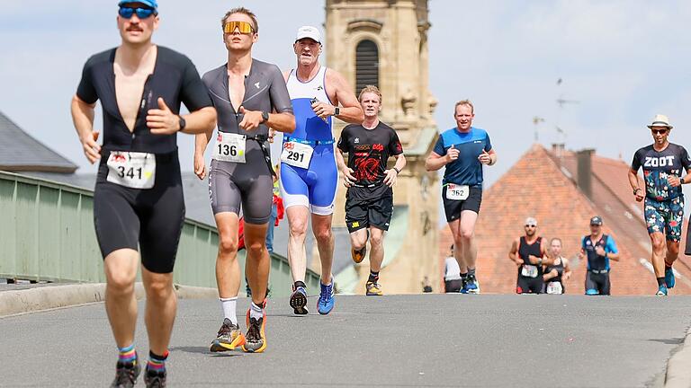 Beim Mainfrankentriathlon wird die Alte Mainbrücke in Kitzingen zur Rennstrecke. Beim Mainfrankentriathlon wird die Alte Mainbrücke in Kitzingen zur Rennstrecke.