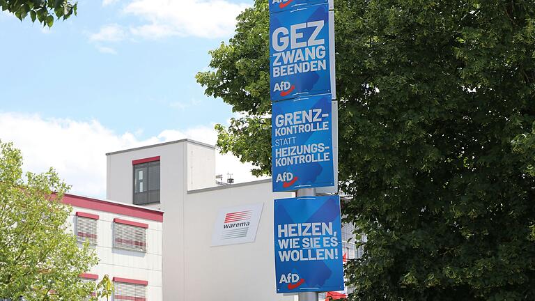 AfD-Plakate hängen gehäuft an den Laternenmasten gegenüber des Warema-Firmengeländes in Marktheidenfeld.&nbsp;