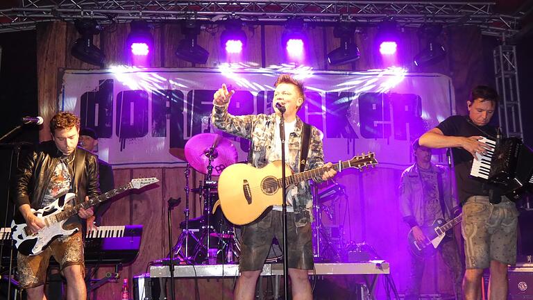 Philipp, Tobias und Markus Thomann (von rechts) sind als 'Dorfrocker' deutschlandweit bekannt mit ihrem Party-Rock. Am Samstag, 13. Juli, gastieren sie beim Bürgerfest in Bad Königshofen.