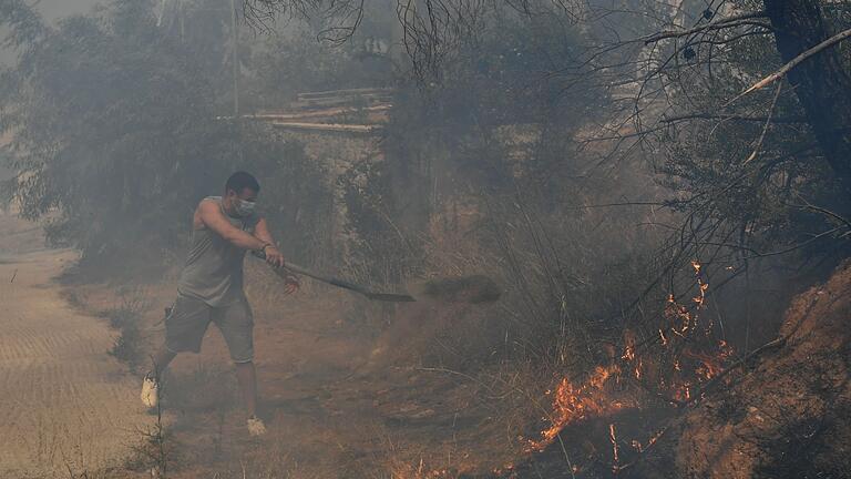 Großbrand nahe Athen - Auch Freiwillige kämpfen gegen die Flammen Großbrand nahe Athen - Auch Freiwillige kämpfen gegen die Flammen