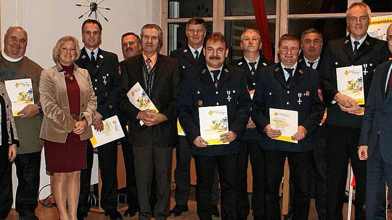Viele Feuerwehrleute sind unter den neuen Inhabern der Ehrenamtskarte in Gold, die Landrat Wilhelm Schneider (rechts), Monika Strätz-Stopfer von der Koordinierungsstelle Ehrenamt (links) und Juliane Freund vom Bayerischen Staatsministerium für Arbeit und Soziales, Familie und Integration (Dritte von links) überreichten. Viele Feuerwehrleute sind unter den neuen Inhabern der Ehrenamtskarte in Gold, die Landrat Wilhelm Schneider (rechts), Monika Strätz-Stopfer von der Koordinierungsstelle Ehrenamt (links) und Juliane Freund vom Bayerischen Staatsministerium für Arbeit und Soziales, Familie und Integration (Dritte von links) überreichten.