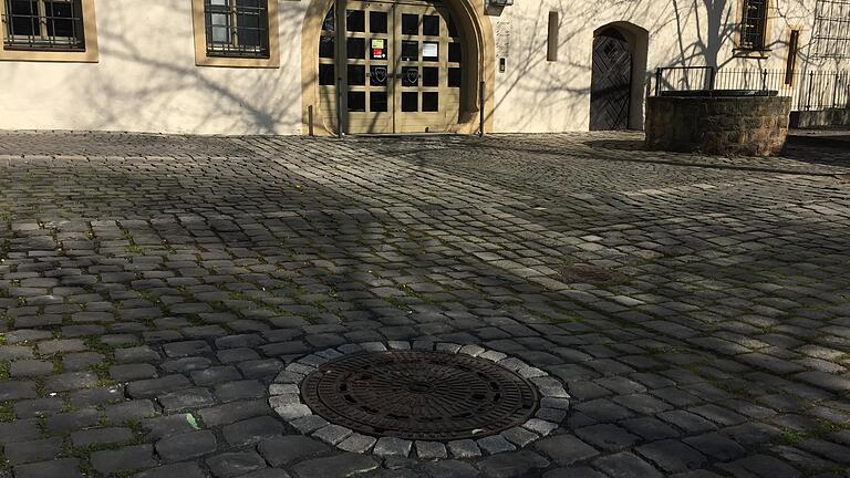 Mitten im Gerolzhöfer Spitalgarten wurde das neue Loch für den Maibaum vom städtischen Bauhof bereits vorbereitet. Mitten im Gerolzhöfer Spitalgarten wurde das neue Loch für den Maibaum vom städtischen Bauhof bereits vorbereitet.