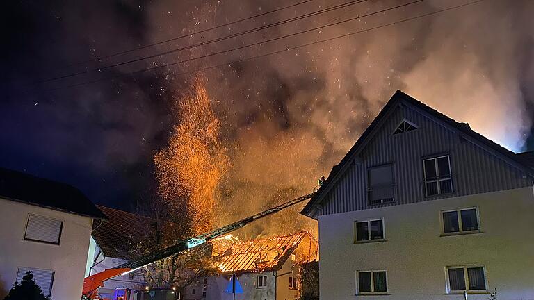 Großeinsatz beim Brand des Sägewerks in Massenbuch.