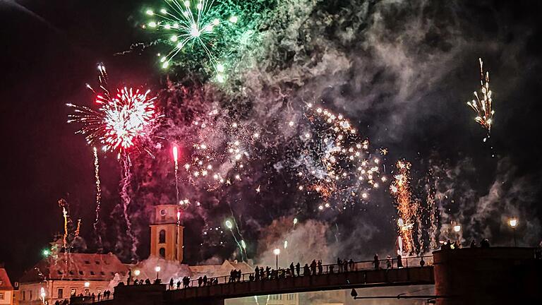 Zwei Jahre hat die Corona-Pandemie den Kitzingern die Silvesterparty auf der Alten Mainbrücke verdorben. Dafür wurde in dieser Silvesternacht umso heftiger mit Raketen geschossen.