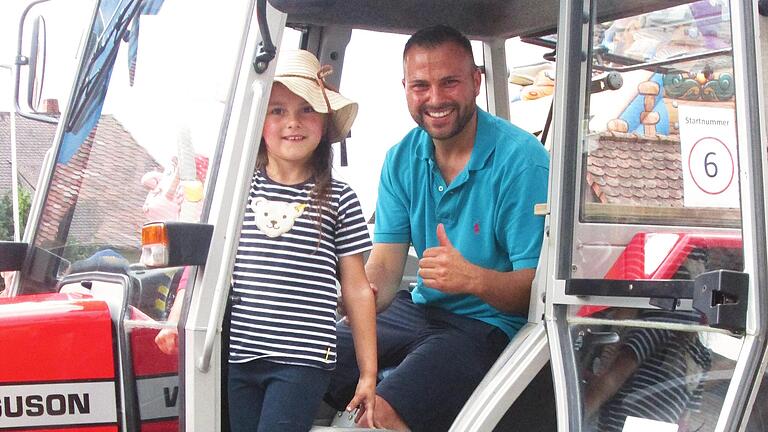 Matthias Sulzer chauffierte im Massey-Ferguson seine Tochter Madita durch Elfershausen, die selbst den Traktor fahren will, wenn sie groß ist, wie sie betont. - Matthias Sulzer chauffierte im Massey-Ferguson seine Tochter Madita durch Elfershausen, die selbst den Traktor fahren will, wenn sie groß ist, wie sie betont. Matthias Sulzer chauffierte im Massey-Ferguson seine Tochter Madita durch Elfershausen, die selbst den Traktor fahren will, wenn sie groß ist, wie sie betont. - Matthias Sulzer chauffierte im Massey-Ferguson seine Tochter Madita durch Elfershausen, die selbst den Traktor fahren will, wenn sie groß ist, wie sie betont.