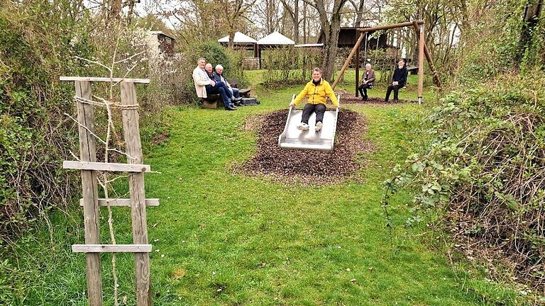 Im Rahmen des alljährlichen obligatorischen Frühjahrsputzes wurde auch die Spielplatzanlage des Veitshöchheimer Grillplatzes mit Schaukel und Rutsche gemulcht und auf Vordermann gebracht. Im Rahmen des alljährlichen obligatorischen Frühjahrsputzes wurde auch die Spielplatzanlage des Veitshöchheimer Grillplatzes mit Schaukel und Rutsche gemulcht und auf Vordermann gebracht.