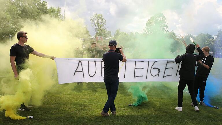 Aufsteiger: Ausgelassen feierten die Waigolshäuser Fans ihre Mannschaft.