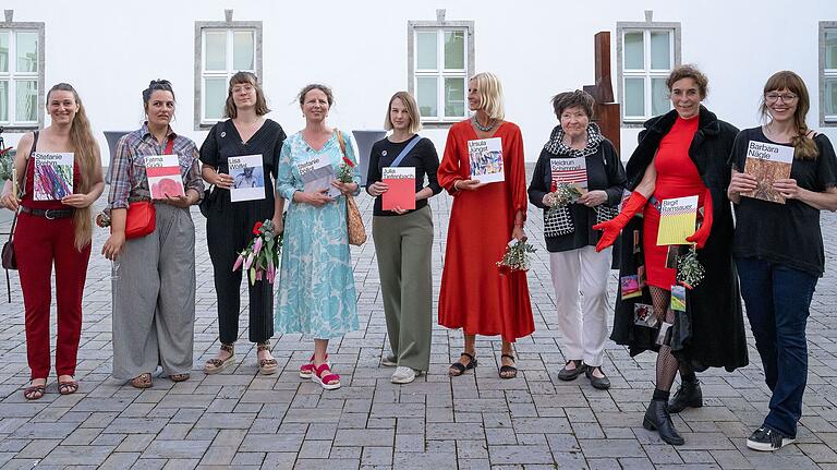 Die Künstlerinnen der 6. Triennale in Schweinfurt (v.li.): Stefanie Brehm, Fatma Güdü, Lisa Wölfel, Stefanie Pöllot, Julia Tiefenbach, Ursula Jüngst, Heidrun Schimmel, Birgit Ramsauer und Barbara Nägle. Die Künstlerinnen der 6. Triennale in Schweinfurt (v.li.): Stefanie Brehm, Fatma Güdü, Lisa Wölfel, Stefanie Pöllot, Julia Tiefenbach, Ursula Jüngst, Heidrun Schimmel, Birgit Ramsauer und Barbara Nägle.