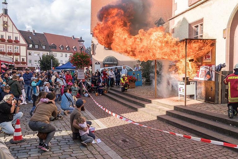 Die Feuerwehr Gemünden zeigt es: Eine Explosion ist die Folge, wenn man einen Fettbrand mit Wasser löschen will. Die Feuerwehr Gemünden zeigt es: Eine Explosion ist die Folge, wenn man einen Fettbrand mit Wasser löschen will.