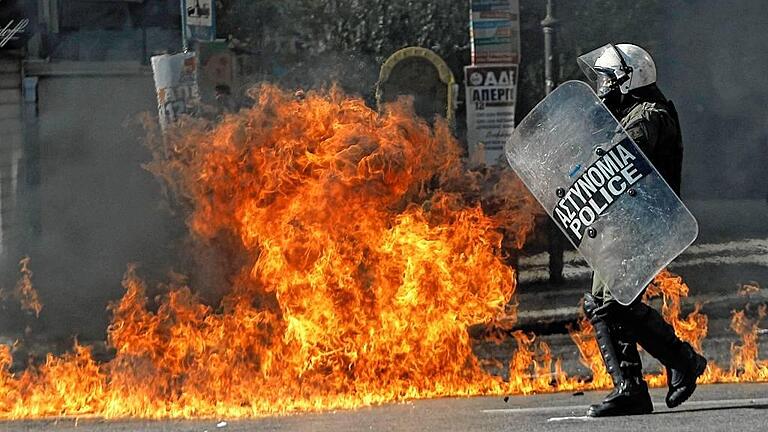 Anti-austerity protest in Athens       -  Krawalle in Griechenland: Molotowcocktails flogen am Donnerstag während der Proteste in Athen. Hunderttausende Griechen demonstrierten mit Arbeitsniederlegungen gegen den Sparkurs, den die Regierung auf Druck der internationalen Geldgeber steuert.