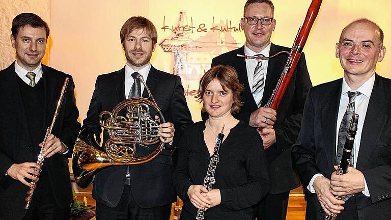 Jahresauftakt-Konzert im Kloster Wechterswinkel: Ekkehard Hauenstein, Wolfgang Mischi, Christine Leipold, Alexander John und Hagen Biehler (von links) setzten einen mitreißenden Schlusspunkt unter den Rhöner Krippenweg.