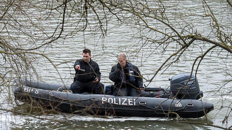 Vermisste Studentin in Regensburg       -  Polizisten suchen mit einem Boot im Uferbereich der Donau in Regensburg nach der vermissten Studentin Malina K.