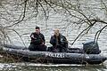 Vermisste Studentin in Regensburg       -  Polizisten suchen mit einem Boot im Uferbereich der Donau in Regensburg nach der vermissten Studentin Malina K.