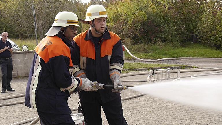 Wasser marsch: Ron Kemp (links) und Jon Lott gemeinsam im Schlaucheinsatz.