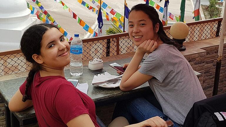 Die beiden Stipendiatinnen Annika Chen und Emma Lehbib waren begeistert von Nepal. Neben den vielen beeindruckenden Erlebnissen hatten sie aber auch Spaß