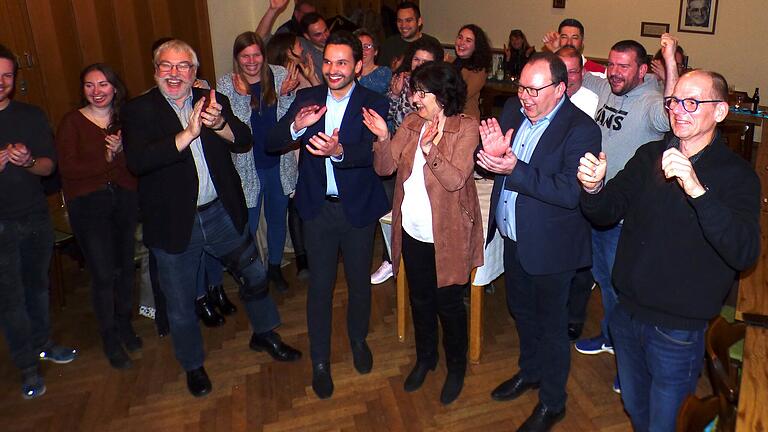 Jubel in Gochsheim: Dort setzte sich der jüngste Bürgermeister-Kandidat Manuel Kneuer (Bildmitte) überraschend im ersten Wahlgang durch. Rechts neben ihm seine Mutter Sylvia Kneuer.