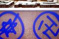 Antisemitismus.jpeg       -  Ein Hakenkreuz und ein durchgestrichener Davidstern sind an einer Gedenkstätte am Nordbahnhof in Berlin zu sehen (Archivbild).