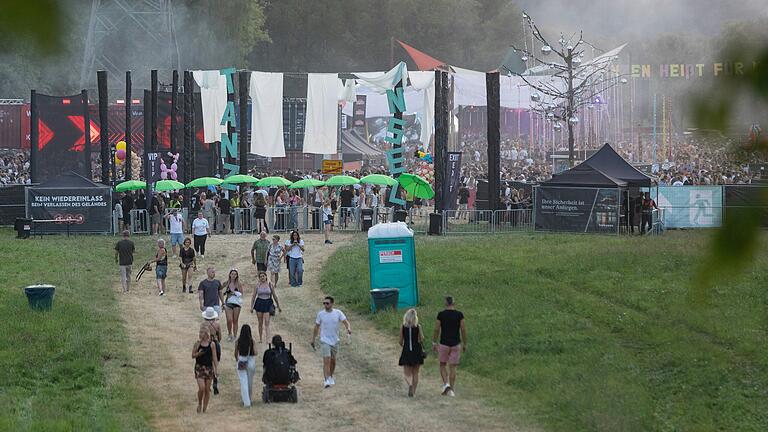 Die Gemündener Steinwiese ist seit der ersten Tanzinsel 2013 die Heimat des Open Airs. Die Gemündener Steinwiese ist seit der ersten Tanzinsel 2013 die Heimat des Open Airs.