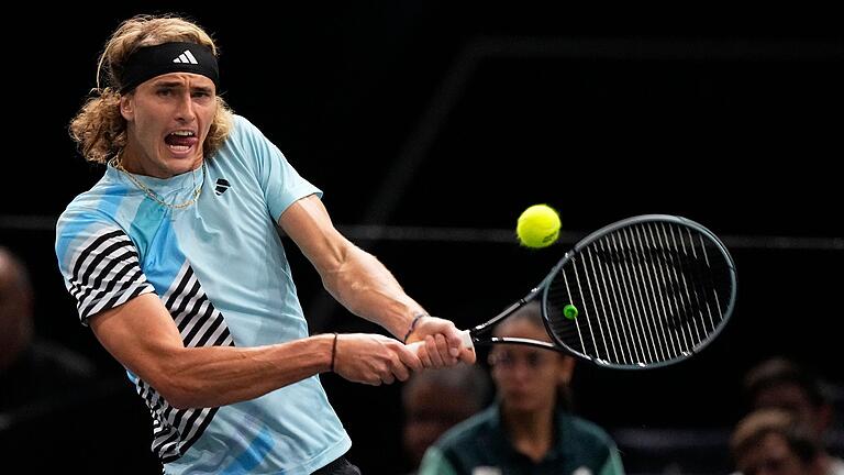 Alexander Zverev, Deutschlands aktuell bester Tennisspieler, wechselt am Samstag den Schläger und tritt bei der ZDF-Spendengala 'Ein Herz für Kinder' im Tischtennis gegen Koharu Itagaki an. Alexander Zverev, Deutschlands aktuell bester Tennisspieler, wechselt am Samstag den Schläger und tritt bei der ZDF-Spendengala 'Ein Herz für Kinder' im Tischtennis gegen Koharu Itagaki an.