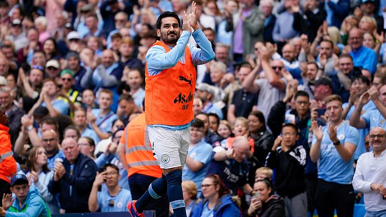 Manchester City - Ipswich Town       -  Ilkay Gündogan wird beim Aufwäremne von den Fans gefeiert.